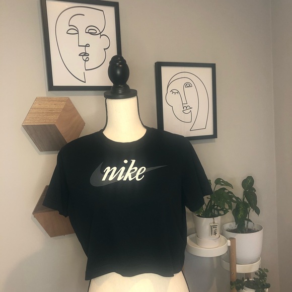 NIKE_BLACK CROPPED T-SHIRT - Picture 2 of 3